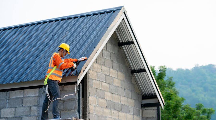 Professional gutter cleaning in Bloomingdale, IL